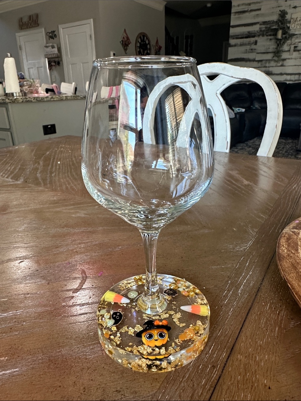 🎃Halloween 👻 wine glass with epoxy resin base
